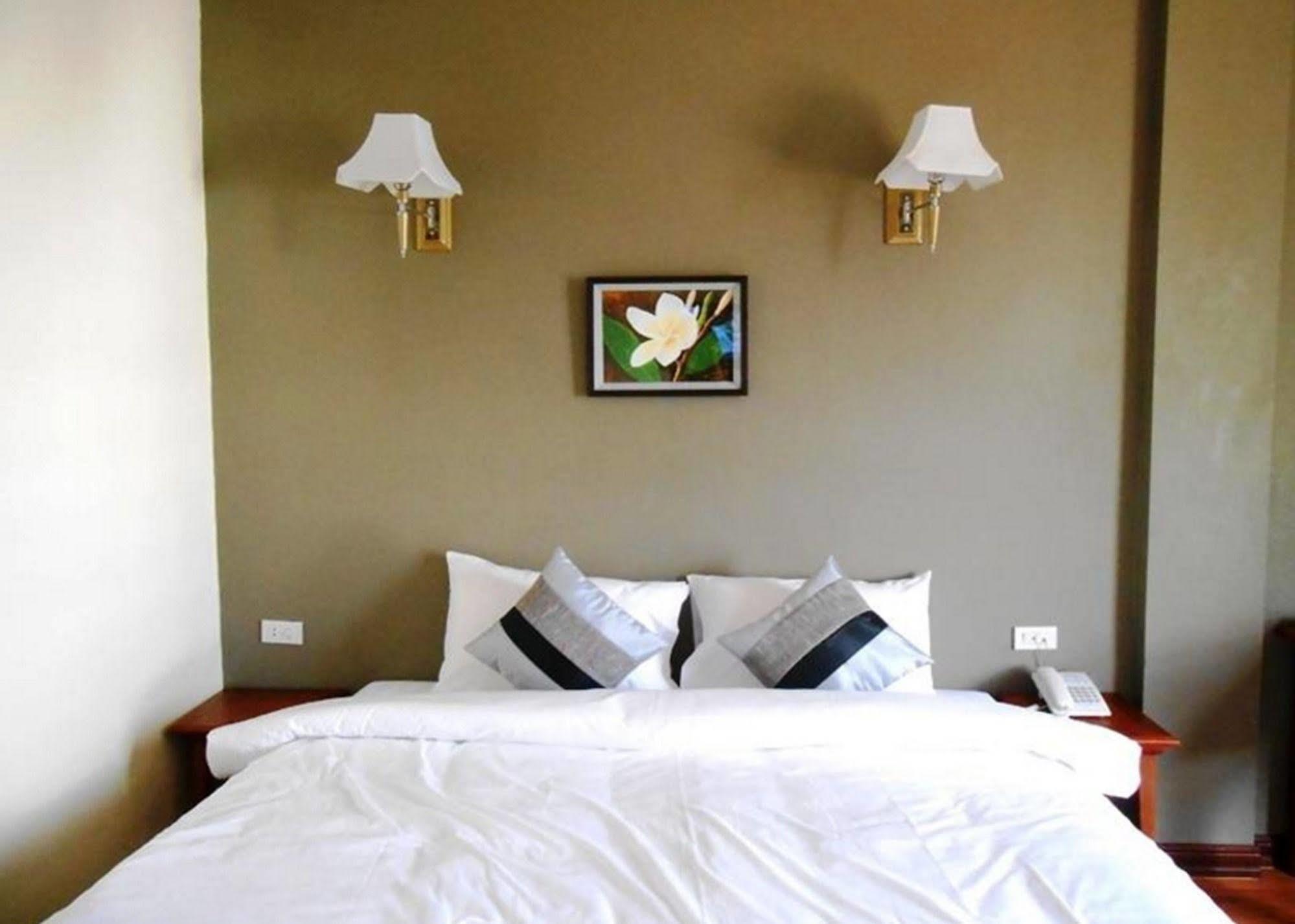 Phonethip Plaza Hotel Vientiane Bagian luar foto